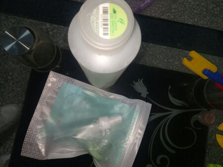 很大一瓶，可以用好久，自己第二次买了，补水效果好，之前帮同事买过好几次，反应都不错主要是便宜实惠好用，还可以当面膜用，很吸收，好用，值得信赖