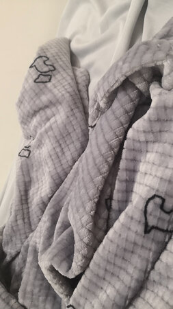 毛绒绒的很软和，睡着也很舒服，感觉比纯棉的更好一点，好评