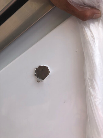 冰箱门子有磕碰。补发过来的还是有划伤。再次补发居然到付邮费.   到付运费也可以，为什不提前知会一声。不想给差评，联系售后总是休班，无法产生有效沟通，非常不开心的一次购物。也许商用冰箱就是这么单薄吧，直接能看到压缩机，开冰箱门还没有灯。不如买家用的。也不便宜