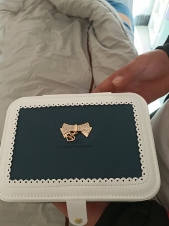 厚薄程度：还可以 
容量大小：挺大的
实用性能：OK
商品材质：是我想要的那种材料  
其他特色：有点味道  需要晾一下