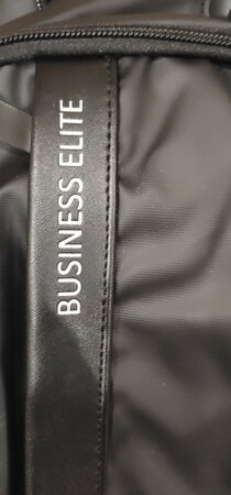 两次买这个包的真实使用评价！！！
第一个包一百多块首先价格挺便宜，背了两年背带没断点个赞。上面那层皮一年就起皮了，到今年完全没样子（对的起价格了还算满意）
所以有了前几天这第二个包。跟原来的变化有几点
1.瑞士**的商标十字架里面多了个1921
2.瑞士**改成这串英文business elite商界精英牌吗
3.拎手变得窄了
4.比第一个硬了（不是结实的意思）
5.多了个充电接口，然而又丑又不实用，
6.随处可见的线头（价格确实也便宜，不过真的多）
其他的我用一段时间会来补上。
给两颗星吧，一颗是给快递员的，七点半还在派送真辛苦。