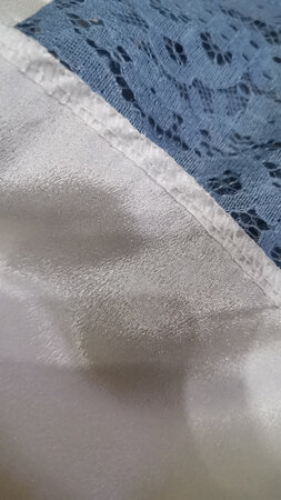 衣服的颜色和款式很好！但是拉链设计和做工不怎样，拉链头都没包裹，穿上身有点扎人，衣服的里料不好，做工很粗糙