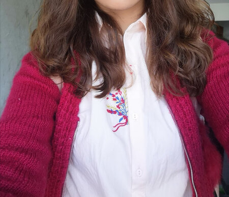 非常喜欢茵曼这个牌子的衣服，做活动买了好几件，挺便宜的，这件衬衫上身效果很好，显瘦修身，颜色好看，衬皮肤白，穿着很文艺的感觉，搭配裙子裤子都合适，绣花很点睛，看起来比较特别，面料很好，纯棉材质，尺码合适，洗后不缩水，应该面料做过预处理，以后还会继续支持茵曼家
