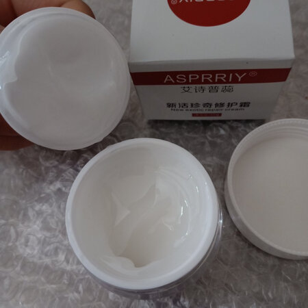 包装挺好的，而且还有发票。打开之后有股淡淡的香味，很好闻。我本人脸上有痘痘，而且有时候一片都发红，现在刚到货，用一段时间看看效果然后来追评!