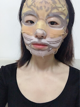 产品质感：应该是正品，使用感觉还算有点惊喜。
使用感受：面膜纸略厚，不过还算服帖。喜欢丝薄面膜纸的宝宝们可以绕过了。
适合肤质：我的是油性皮肤，使用时觉得还不错。
补水效果：补水效果还算不错，比较本来是抱着好玩的心态入手，结果还有点小惊喜。
贴合效果：还算服帖。
