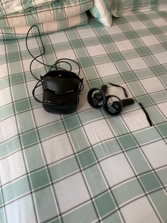 舒适度：还不错，能带眼镜
操作难易：mr支持微软还行
做工质量：很好
观影效果：清晰度算不错的
在这里给京东快递小哥一个赞，物流很快的，一天就到了。画面比第一代的强不少，纱窗感几乎感觉不到。由于是mr（混合现实），win10系统直接支持，插上设备，win10会有设置向导，简单设置一下就能用，还是很方便的。舒适度还是可以的，可能夏天会比较热，可以戴眼镜使用，当然，不是很友好，这也没有办法，建议戴隐形。定位还算准确，但mr方案只能定位头盔前方摄像头的区域。至于3.5米的连线嘛，还好，大多数应用都还行。我在玩《在一起vr》时，和女主角第二关fps时需要躲机关，这个线有时候不够长。
总的来说，在这个价位算是不错的产品。