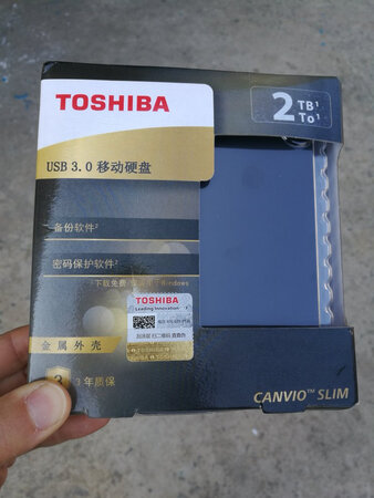 以前选择的都是别的品牌，黑色普通塑壳的，外观很普通，选了几个品牌，看中了东芝这款，体积小，超博，钢制机身，防手印，防划痕，机身角的部位还有LED蓝光设计，外观好看，另外这款还有外部加密功能，不怕资料泄露，放心使用，同时有备份软件，实现数据备份和恢复，避免数据丢失，usb3.0接口，传输快，不用等太久，质保也长，放心。