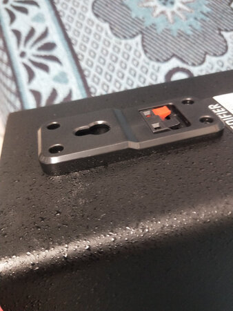 你们好，这款音质是非常不错的，听音乐看电影看电视的最佳拍档，尤其是看大片的时候，给人一种身临其境的感觉，听音乐要是DJ的话，那就闹翻天了，尽量小声点。我儿子在看电视的时候不知道什么原因听着听着就不响了，晚上我回来后发现线控器上显示wel***e，遥控器已经不可用。直接联系售后，售后给的回复也快 说了给我换新，因为我已过了换货期，也给我调换了，在这里谢谢你！但是我收到的音响5个小音响上面居然都有霉斑，这让我很尴尬，不知道你们在仓库如何保存的，包装倒是比我第一次购买的包装还要好，让我瞎想很多，单总体很满意的呦！