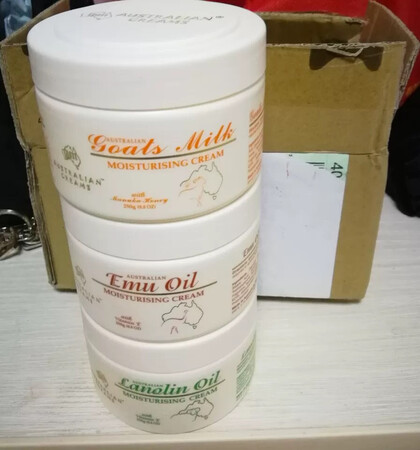 绵羊油很营养又有DHA对皮肤很好很健康，滋润性很强，冬季必备老人必备，搞人家专用，年轻人不要买这种东西诶，老人家用还是可以的。