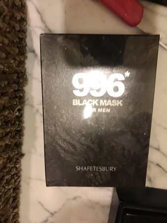 看着，看着包装还不错，使用感受还不是还不知道，还没用呢，补水效果看介绍应该是可以的吧，挺滋润的吧，贴合效果，看等我今天晚上试一试，其他特色我看好像是没有，嘿嘿，你能吸附一些脏东西吧，不知道有没有用，等晚上回来贴一天试试追平，希望京东在做活动再给力一点，好的话我再囤一下。