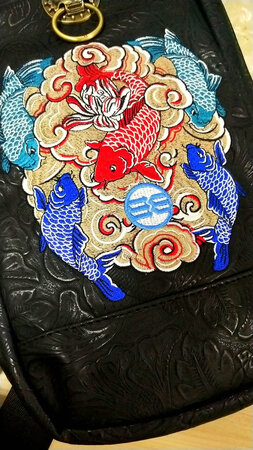好看，太漂亮了，皮很厚很有质感的那种，而且刺绣比我想象中好太多，很精细，好搭配衣服，很满意的一次购物