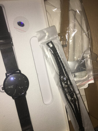 商品还是不错的    这是第二次买手表了  感觉上总体还是很满意的