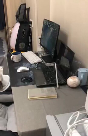 桌布很棒，厚度适中，大小刚好，亚麻质地，灰色纯布简单大方，让人觉得很干净利落。买桌布前还没有定桌子，一直未拆封检查,相信京东的品质。等桌子到了一试桌布，惊呆了。桌布很大，灰色大气，不失时尚。在外面工作，一方桌子就是天地了，放上电脑笔记本，工作娱乐都很方便。