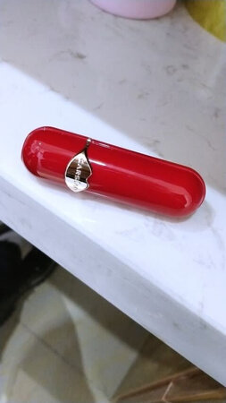 挺好用的，持久不容易掉色，不过还是会粘杯，送了两个口红小样