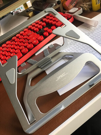 产品包装：产品包装很精致；
材质做工：做工很精致，然后手感很好
外观设计：外观简洁，质感非常好；
使用效果：联想小新13.3用非常合适；
其他特色：京东适度非常快，小哥辛苦了