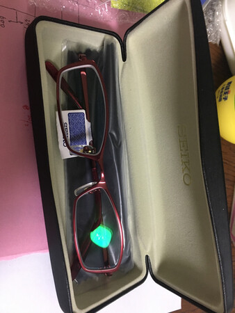 刚刚收到，精工是个老牌子，相信他的质量，之前买的很多眼镜会掉漆，拿到手感觉质量不错，很有质感，很喜欢这个款式，客服服务态度很好，很耐心解答问题，报上度数很快就配好了，快递送货很快，一如即往的支持京东。