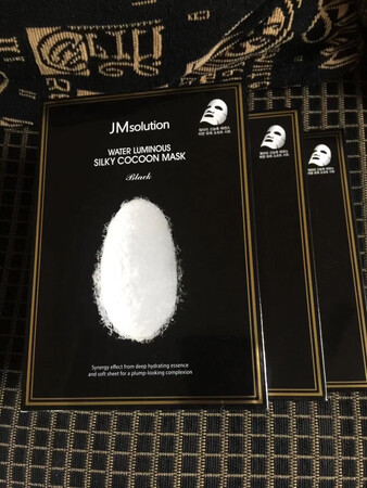 不是第一次买这个品牌的面膜了，几乎他们家的面膜都用过，非常好用的面膜，滋润保湿，补水效果很好，非常有质感，而且这次活动价格也便宜，很好很好！