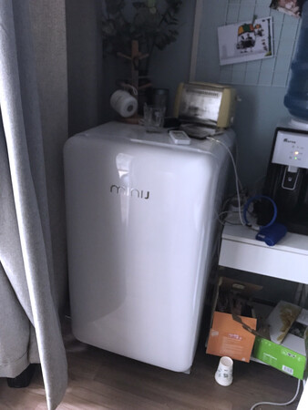 冰箱很好看，而且静音，空间还可以，适合出租啥的，小精致~