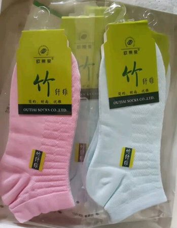 品质很不错，今年第二次买了。第一次买了2件，这次买了三件。虽然小贵，但质量的确可以。一是耐穿，不像有些牌子，穿一二次就破了、或者毛了。这个是不存在的。二是不臭脚。三是吸汗。真的不错值得推荐。但就是多搞点活动就好了。