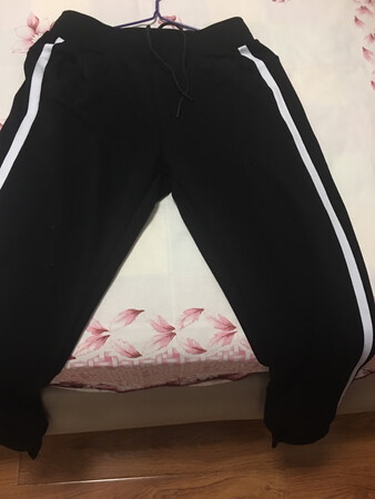 已经收到好多天了。特意等洗了穿了再来评价的，裤子质量很好，不掉色，洗了很柔软，做工挺好的，没有多余线头，裤脚前面短后面长的设计很喜欢，裤子边沿的白色线条装饰显得不单调，卖家发货很快，包装很到位，发货也很快的，做活动的时候买的，价格合理。是正品。喜欢的可以放心购买，总之是比实体店去购买划算的