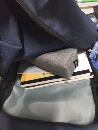 我就想背两本书带个文具盒上课去，结果它背带断了，断了，断了，这让人情何以堪。