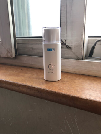 虽然本来想买的是清爽型，但是不小心买错了，但是我觉得这个用起来也还可以，尤其在比较干燥的季节，而且这个防晒霜也没有什么味道