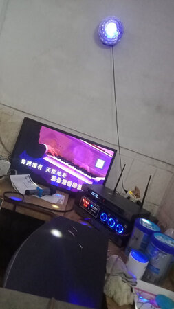 音响收到两天了，今天老板安排人员来家里帮我安装。师傅很快就装好，一装好，我家闺女就迫不及待的点歌唱起来了！里面有海量歌，想唱什么歌就点什么歌，应有尽有！随便怎么唱，这下可以在家里k歌了，不用出去k啦，宝贝们可开心了！工作人员服务态度非常好！