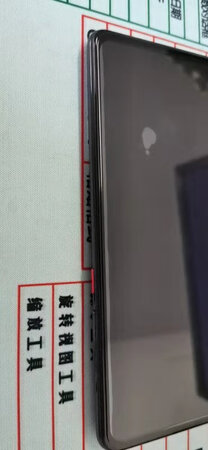 裸粉色几乎就是没颜色，看着膏体有点颜色，但实际抹在唇上的效果就是没颜色了，也可能是我唇色深。基本没什么味道，滋润度很好！