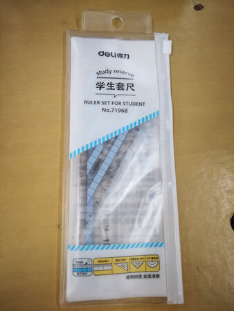 做工质感：该套尺采用了PS材料制作，通透性比较高，便于测量读数。
尺寸大小：直尺18cm，两个三角尺都为10cm
便携性能：包装长度接近20cm，相对来说比较长，存放时需要注意，避免压断。