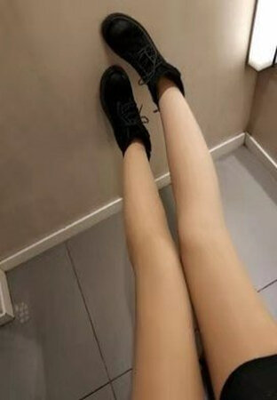 肤色自然，是我想要的颜色，弹性特别好，穿上以后感觉腿更匀称修长了，塑身效果杠杠的，裆部前后镂空设计，内内穿丝袜外面，上洗手间不用脱丝袜，特别方便，点赞！