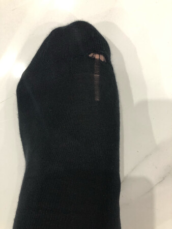 穿一次就破，连着两双了。前一天以为是自己脚指甲长了，特地剪了，结果第二双还是这样，位置差不多，都是前面缝合的地方裂开。这肯定是质量问题，和168的价格差太多了。