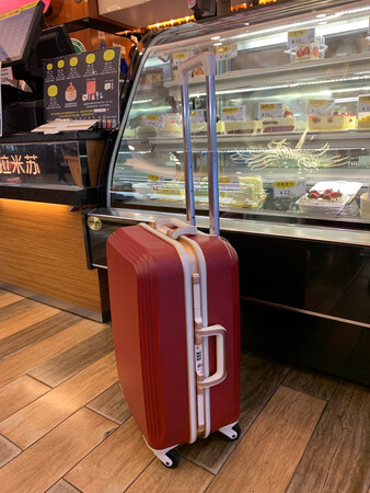 看了好几个店最终选择这家，颜色很好看，里面空间还挺大的，设计很细心，买这个尺寸是为了直接登机，下周出差出了门再来追评。客服很好，很耐心。
