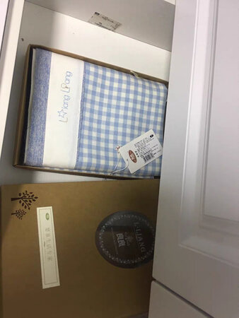 买来送给朋友家二宝的。物流超快，没耽误送礼?。正好有活动，不买都觉得对不起店铺。自己家娃小时候就用这个牌子的竹纤维凉席，超级好用。送朋友当然要品质好的，娃**岁仍然可以用，性价比超高。要是有手拎袋就更好了。建议做些不同型号的手拎袋，可以满赠，也可以单卖。