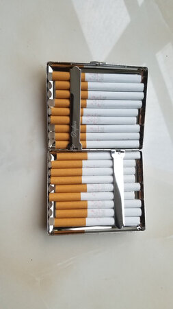 根本装不下20根香烟。。算了，懒得退了，刚好18根！外表还不错！简约。