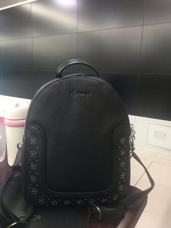 很喜欢，刚好要去旅游，双肩包背起来方便，很愉快的一次购物