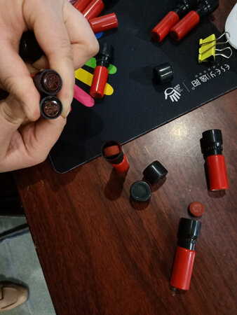 一点也不好，一按章都会掉出来，客服说换一次给我们换好的。绝对没问题，结果换的还是那样的，什么质量啊，还是老客户推荐的他家，差评差评，再也不会回购了