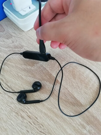 舒适度：很舒服，耳朵不磨
音效音质：清楚，音质好
颜色外观：符合要求，美观
做工质感：质量很好