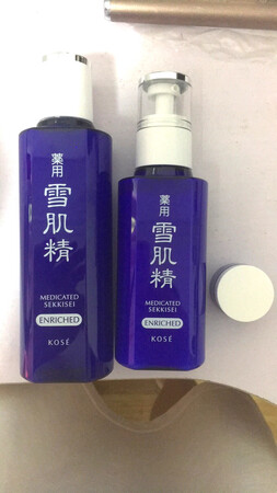 本人混油皮，之前一直用的是清爽型的，到了冬天感觉稍微有点不够用，这次买了丰盈型的，感觉特别适合，比之前的酒精味感觉少了很多，这个酒精味几乎没有。涂上去很舒服，软软的，乳液比之前浓一些。很适合冬季，对于我这个油皮来说已经非常够用。