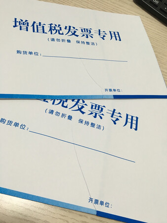 个大个都是有折痕的！
厚薄程度：比较薄
产品质感：中间夹着太多有折痕的