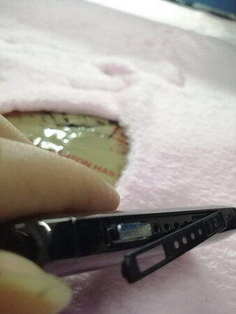 这像是二手的，拿着自己掉下来的，那角是给人翘过的，自己看吧，准备好520了自己粘好算了，希望耐用吧。