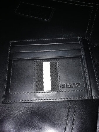 是否正品：是正品
包装设计：设计合理
做工细节：做工精致，细节用心
外观颜值：外观大方，喜欢的样式
容量空间：容量大
其他特色：牛皮细腻，质量好，设计合理方便，很满意