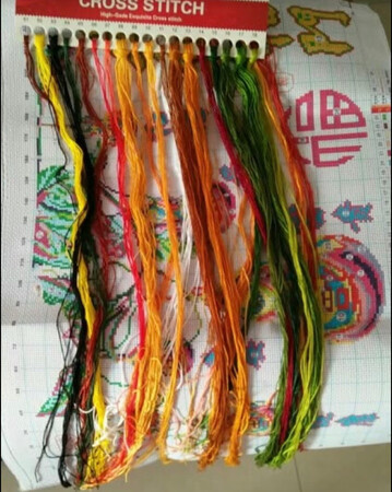 十字绣是正品，跟实体店质量一样，价格实惠很多。款式也多，和同事们一起买了很多，她们也都很满意，说绣线颜色很有光泽，印花非常的清楚鲜明,正品 钻超级有光泽 贴上去很牢固 很漂亮 非常满意.大品牌质量就是好 以前买十字绣也都是来这家蒙娜丽莎的品牌 只有这家才是正宗的 这次跟同事们买了很多钻石画 我们都很满意今天一到就马上撕开看了，嗯 没让我失望 还不错哦，质量也可以，还没绣，先来评价了，我个人觉得值得购买的！最后想说有点担心线不够呢！不过客服说线一般都是按多的配的，那就先绣绣看吧。嘿嘿！