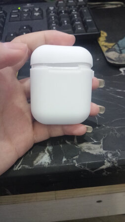 耳机到了。今天打开看了看。发现开机很慢。弄了半天都没开机后面插上充电线按了几秒闪红灯。才开机。我试了试音质还是不错的。触摸的地方按的也挺灵敏。别的还没发现啥，后期用一周再补评论。
做工质感：好
灵敏度：好
音效音质：好