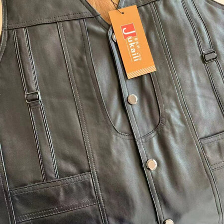 马甲是给爷爷买的，年纪大了都很怕冷，听了客服推荐的尺码试穿后大小肥瘦都很合适，商场的价格都比较贵，这家的性价比很高了！