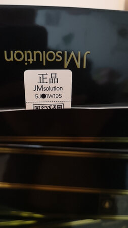 非常好用，一股淡淡的清香味，面膜的效果也挺好的，相对比较好吸收。面膜挺薄的，超敷贴，补水效果非常好，湿湿润润的，用了以后皮肤水水嫩嫩的，摸起来也很光滑，也没有油腻的感觉，特别舒服。
里边的精华特别丰富，光外包装看着都非常高大上，真的特别好用