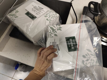 绿茶味很浓，上脸后凉凉的，感觉是薄荷成分，但是香气不算很自然，香精味比较重，保湿效果还是有，抗氧化就弱一点的。