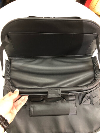 给哥哥买的，哥哥最近换车了坐背也没有卸下来所以让我给买一个，我挑了很多家发现这个性价比很高，也很实用，而且收到货后质量特别好。对得起这个价钱况且还凑单买了一个小屁垫，昨天买的今天上午就送到了真心的很满意。京东强大自营强大。
