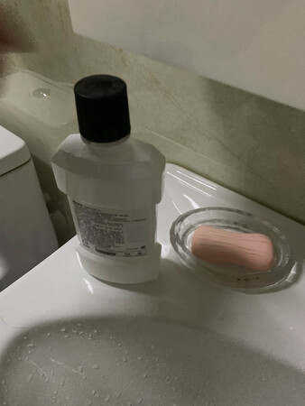 商品品质：这款漱口水主打健康亮白，主要功效是健白牙齿、减少牙菌斑、清新口气、减少牙垢和坚固牙齿。总体来说，已使用近半个月，口腔与牙齿的状况确实有不小的改善。一日三餐后使用，漱口时间要达到60秒钟，之后的牙菌斑几乎没有，牙面也稍微白了起来，看来还要坚持使用。
使用口感：在各类漱口水中算是刺激性偏强的，一开始使用会不太适应，但是用了2-3次之后就会慢慢习惯。建议第一次使用的时候要稍微注意一下。
其他：个人觉得需要和其他漱口水换着用，比如同品牌的多效全护、齿龈防护之类的。强烈推荐购买使用。