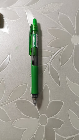 第二次买这个铅笔了，第一支孩子用了快一年了，笔的做工精细，拿在手里很舒适，颜值高，对于二年级的小朋友来说粗细正好，写起字很滑，孩子很喜欢用，在京东上买送货快，质量也好，价格比实体店便宜很多，这次给孩子买了两支，备一支在那里。