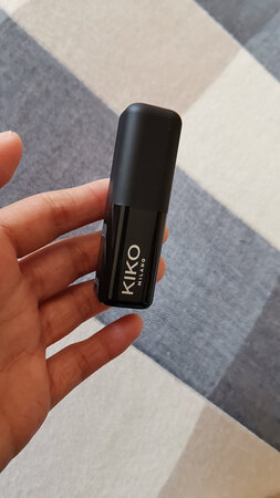 产品质感：比较润的那种，但是手感不太好，很轻，包装一般，并不高级
产品颜色：涂偏葡萄色一点吧，很性感的颜色
持久效果：很持久～我都卸不掉…
